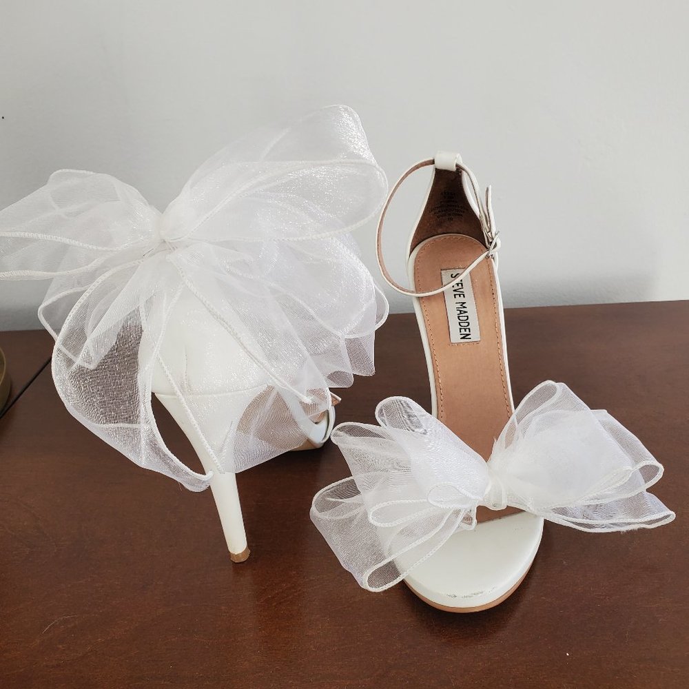 Steve Madden white sandal heel with asymetrical bows
